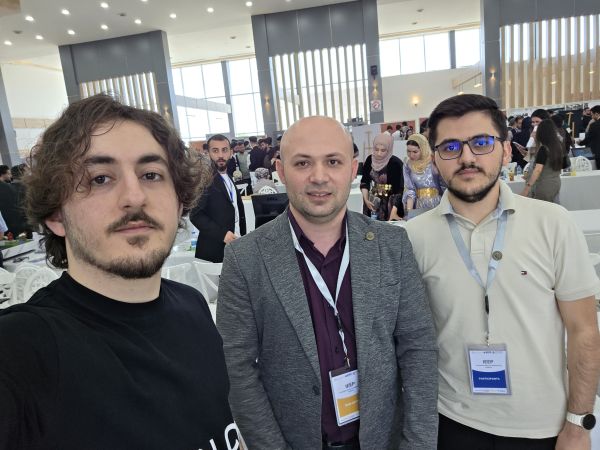 IT Students winners with their supervisor